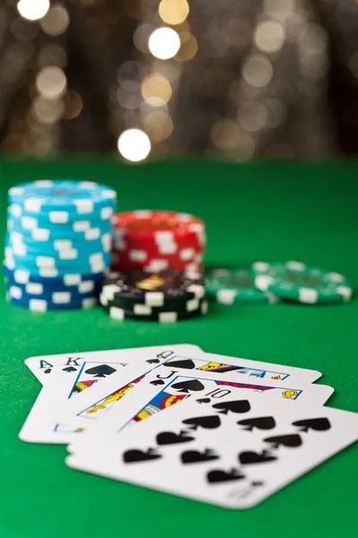 ches Capsa Banting table showing five-card hands, hand rankings, and multi-player seating